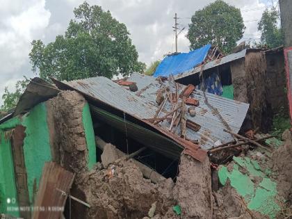 house collapsed in midnight due to heavy rain, but the mobile phone alarm went off in time and the family was saved | घर कोसळले, मात्र मोबाईलच्या अलार्मने वाचवले कुटुंबाला; मध्यरात्रीची थरारक घटना