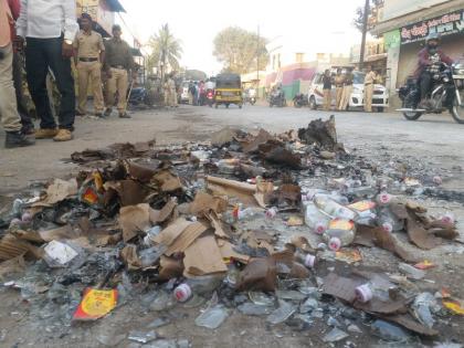 death of the youth due to excessive alcoholism, the angry people attacked the liquor shops | अति मद्यसेवनामुळे तरूणाचा मृत्यू झाल्याने संतप्त नागरिकांचा देशी दारू दुकानावर हल्लाबोल