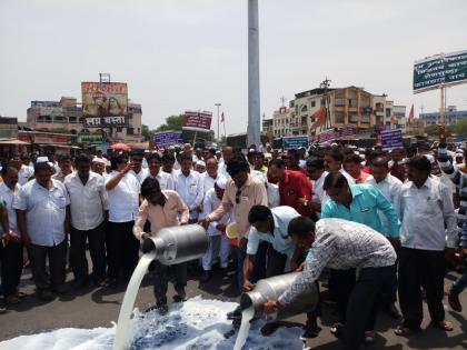 The milk poured on the road at alephata | आळेफाट्याला रस्त्यावर ओतले दूध