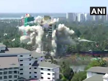 Watch: Kochi Luxury Flats Come Crashing Down In Seconds, Demolition On | केरळमध्ये अनधिकृत इमारती जमीनदोस्त; पाहा व्हिडीओ...