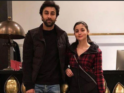 Alia Bhatt and Ranbir Kapoor doing shopping in new york | न्यूयॉर्कमध्ये रणबीर कपूरसोबत शॉपिंग करताना दिसली आलिया भट्ट, हातात हात घालत काढला फोटो!