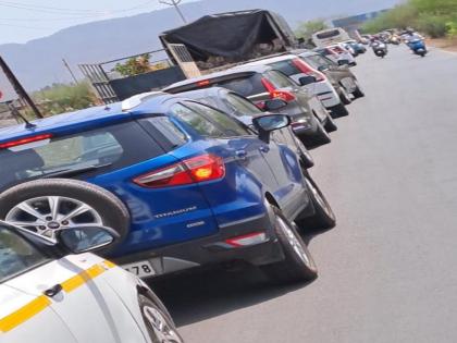 Huge traffic jam on Wadkal to Alibag highway | सुट्ट्यांमुळे वडखळ ते अलिबाग महामार्गावर प्रचंड वाहतूक कोंडी