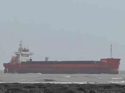 Search operation begins to rescue stranded people from JSW ship | जे स डब्ल्युच्या जहाजातून अडकलेल्यांना काढण्यास सर्च ऑपरेशन सुरू; कोस्ट गार्ड हेलिकॉप्टरने सुरू केले ऑपरेशन