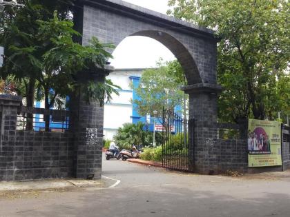 When will there be a name board at the entrance of the collector office | जिल्हाधिकारी कार्यालयाच्या प्रवेशद्वारावर नामफलक कधी लागणार?