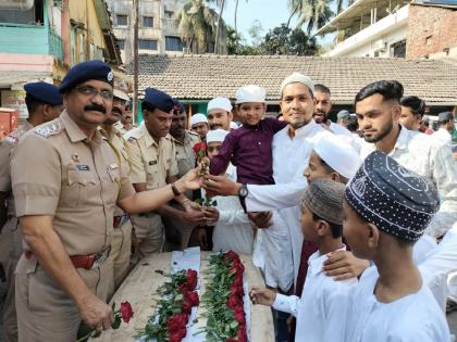 Celebrate Eid with good wishes, gifts, Namaz recited at the mosque in Alibaug Market | शुभेच्छा, भेटवस्तू देऊन ईद उत्साहात साजरी, अलिबाग मार्केटमधील मशिदीत केले नमाज पठण