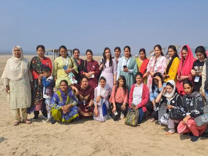 Twenty people were surprised to see the Alibag sea; Empowering Women of Jammu and Kashmir Valley through Bakery Business | अलिबाग समुद्र पाहून 'त्या' वीस जणी झाल्या अचंबित; बेकरी व्यवसायातून जम्मू काश्मीर खोऱ्यातील महिला सक्षम