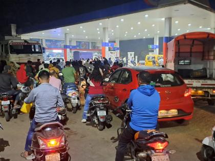 petrol shortage in alibaug city there were queues at the petrol pump since evening | अलिबाग शहरात पेट्रोलचा खणखणाट; सायंकाळपासून पेट्रोल पंपावर लागल्या होत्या रांगा