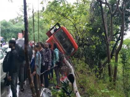 Big news ST bus driver lost control valley bound bus stuck to tree | मोठी बातमी: एसटी बसचालकाचे नियंत्रण सुटले, दरीकडे निघालेली बस झाडाला अडकली अन्...