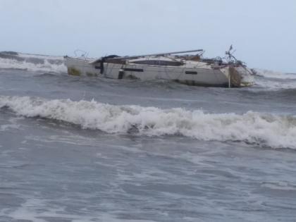 two unidentified boats found on the harihareshwar coast | हरिहरेश्वर किनाऱ्याला सापडल्या दोन अनोळखी बोटी!