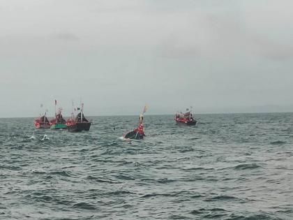 Gujarat boat accident in Raigad sea; Seven sailors safe | गुजरातच्या बोटीला रायगड समुद्रात अपघात; सात खलाशी सुखरूप