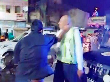 Traffic police beaten up by locals in Aligarh UP | टेम्पोच्या भाड्यावरुन वाहतूक पोलिसाची दादागिरी, जमावाकडून कपडे फाटेपर्यंत मारहाण