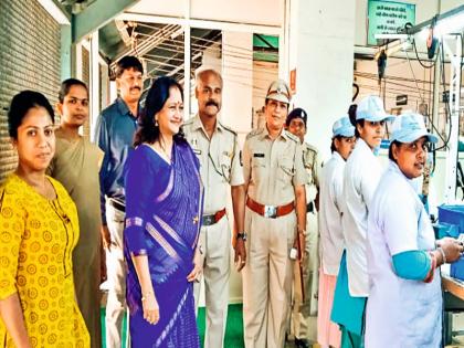 We watch your serial Aai Majhi Kalubai everyday Alka Kubal emotional while interacting with women prisoners | आम्ही तुमची मालिका ‘आई माझी काळुबाई’ रोज बघतो; महिला कैद्यांशी संवाद साधताना अलका कुबल भावूक