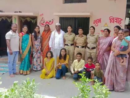  All three daughters of Maruti Jadhav, a farmer from Parli in Beed district, have joined the Maharashtra Police | कौतुकास्पद! आईने मंगळसूत्र गहाण ठेवून शिकवले; शेतकऱ्याच्या तिन्ही मुली झाल्या महाराष्ट्र पोलीस