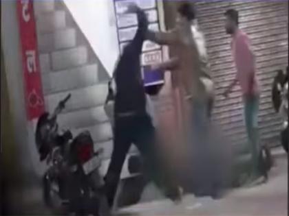 A student Beaten To Death By Goons Outside A Restaurant | VIDEO: भररस्त्यात हॉकी स्टिक, लोखंडी रॉडने बेदम मारहाण करत विद्यार्थ्याची हत्या, लोक फक्त तमाशा पाहत राहिले