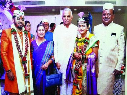  Five lakhs of daughter's marriage to Hemlakshas Lok Biradari | मुलीच्या लग्नातील पाच लाखांचा आहेर हेमलकसा लोकबिरादरीला