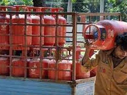 cylinders price hike; Why a separate fees for home delivery? | आधीच सिलिंडर हजाराच्या घरात; घरपोचसाठी वेगळी लूट कशाला?