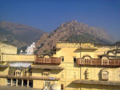 Alwar fort alwar tourist attraction, know the history | बादशाह अकबरने आपला मुलगा सलीमला 'या' किल्ल्यात ठेवलं होतं नजरकैदेत, जाणून घ्या कुठे आहे?