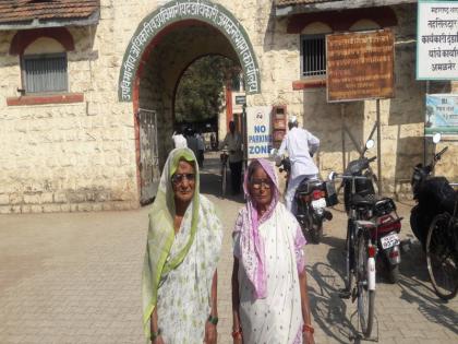 Old women helped other woman over ration card issue in jalgaon | 'सखे, आपण निराधार देऊया एकमेका आधार', मुडीच्या वृद्ध महिलांनी तरुणांना लाजवले