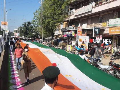 hutatma mashal rally organized by khandesh rakshak sanghatana in amalner | अमळनेरमध्ये खान्देश रक्षक संघटनेतर्फे हुतात्मा मशाल रॅली; ५०० फूट लांबीच्या तिरंग्याने वेधलं लक्ष