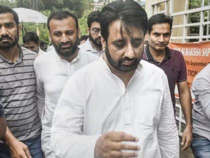 ED raids underway at premises of AAP MLA Amanatullah Khan in connection with money laundering case | Amanatullah Khan : आपचा आणखी एक नेता ईडीच्या रडारवर; आमदार अमानतुल्ला यांच्या घरावर छापेमारी