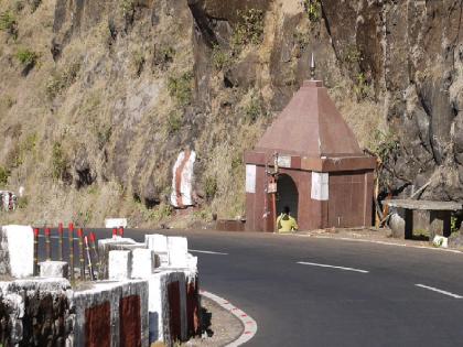 The flow of water from the cow mouth in Ambaghat was stopped, many were thirsty | आंबाघाटातील गाय मुखातील 'तो' पाण्याचा प्रवाह बंद, अनेकांची भागवीत होता तहान 