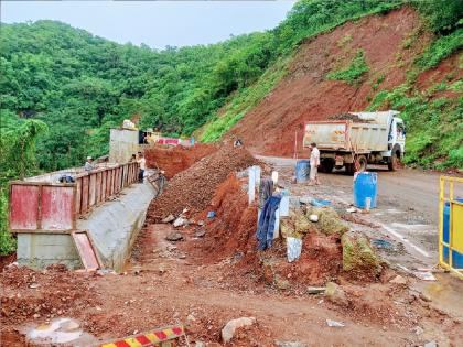 When will the damaged roads in Amba Ghat be completed | आंबा घाटातील खचलेल्या रस्त्यांचे काम होणार कधी?, वाहतूक बनली धोकादायक