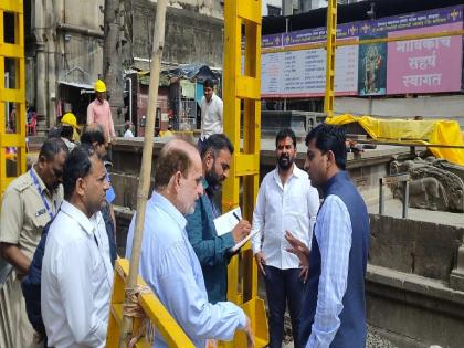 As soon as the Rs 143 crore work of the first phase of the Ambabai project in Kolhapur was approved, officials of the Archaeological Department along with the District Collector conducted an inspection | कोल्हापुरातील अंबाबाई मंदिरात कुठे गळती, कुठे सुटलेले दगड, ऑइल पेंटने सौंदर्य हरवले; ‘पुरातत्त्व’कडून पाहणी As soon as the Rs 143 crore work of the first phase of the Ambabai project in Kolhapur was approved, officials of the Archaeological Department along with the District Collector conducted an inspection | कोल्हापुरातील अंबाबाई मंदिरात कुठे गळती, कुठे सुटलेले दगड, ऑइल पेंटने सौंदर्य हरवले; ‘पुरातत्त्व’कडून पाहणी