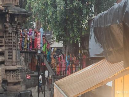 Devotees took darshan of Ambabai in heavy rains Demand for erecting a shed | भरपावसात भाविकांनी घेतले अंबाबाईचे दर्शन; शेड उभारण्याची मागणी