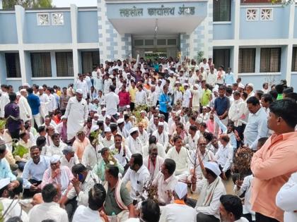 'Declare a wet drought!'; Farmers' 'Bomb Maro Morcha' in Ambad, trying to wake up the government by whipping | Jalana: ओल्या दुष्काळासाठी अंबडमध्ये शेतकऱ्यांचा 'बोंब मारो मोर्चा', सरकारवर उगारला चाबूक!