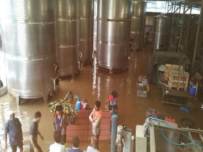 Water flows into workers in factories in Ambad | अंबड मधील कारखान्यांमध्ये शिरले पाणी, कामगारांना सुटी