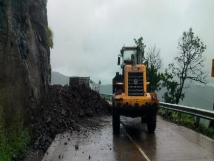 pune news Ambadkhind gorge collapses; Bhor-Mandhardevi road opened immediately | आंबाडखिंड घाटात दरड कोसळली; भोर-मांढरदेवी रस्ता तातडीने खुला