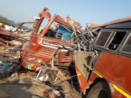 Bus- truck accident on Ambajogai-Latur Road; Six killed and eight injured | अंबाजोगाई-लातूर महामार्गावर बस व ट्रकचा भीषण अपघात; सहा ठार, आठ जखमी