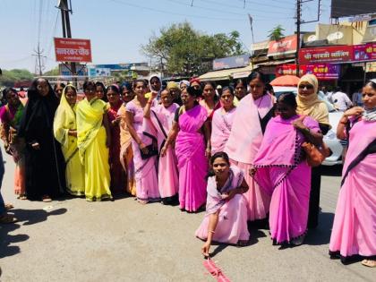 Anganwaditai celebration by breking the crackers in Ambajogai | अंबाजोगाईत अंगणवाडीताईंनी फटाके फोडून केला ‘मेस्मा’ रद्दचा जल्लोष