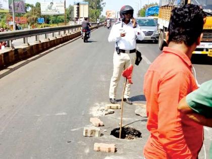 New Yamaha bridge hamper on road, gap between two wheelers | नवीन अंबाडी पुलाच्या रस्त्याला भगदाड, दुचाकीस्वारांना दुखापत