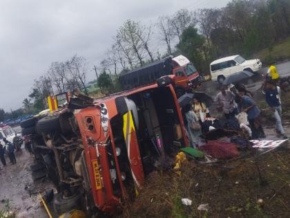 Four passengers injured in accident involving private travel van at Ambap Phata in Kolhapur on Pune Bengaluru highway | Kolhapur: पुणे-बंगळुरू महामार्गावर खासगी ट्रॅव्हल्स उलटली, चार प्रवासी जखमी Four passengers injured in accident involving private travel van at Ambap Phata in Kolhapur on Pune Bengaluru highway | Kolhapur: पुणे-बंगळुरू महामार्गावर खासगी ट्रॅव्हल्स उलटली, चार प्रवासी जखमी