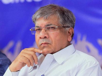 Those who are arrested for keeping the status of Aurangzeb they should file a reverse case of defamation - Prakash Ambedkar | औरंगजेबाचे स्टेटस ठेवण्यावरून ज्यांना अटक, त्यांनीच बदनामीची उलटी केस करा-प्रकाश आंबेडकर