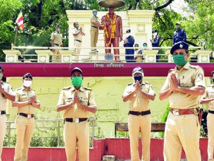 Greet BabaSaheb for following the Social Distance | सोशल डिस्टन्सिंग पाळत नागपुरात बाबासाहेबांना अभिवादन