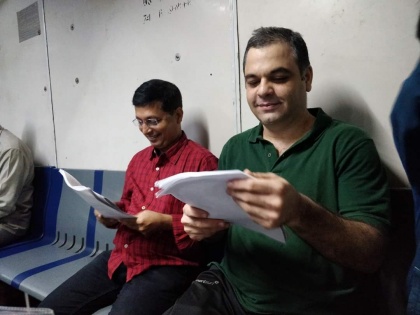 Actor Sagar deshmukh Travel By Mumbai Local Train | शूटिंगची वेळ गाठण्यासाठी ‘डॉ. बाबासाहेब आंबेडकर’ मालिकेतील कलाकारांनी केला लोकल प्रवास