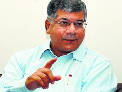 Pawar or Chavan should contest Lok Sabha from Nagpur: Prakash Ambedkar | पवार किंवा चव्हाणांनी नागपुरातून लोकसभा लढवावी : प्रकाश आंबेडकर