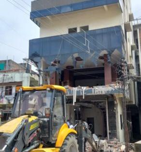 Hammer on the infamous Santosh Ambekar's four-storey building in Nagpur | नागपुरातील कुख्यात संतोष आंबेकरच्या चारमजली इमारतीवर हातोडा