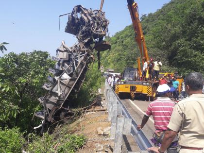 The bus collapsed after 7 hours | आंबेनळी दरीत कोसळलेली बस तब्बल ७ तासानंतर काढली बाहेर