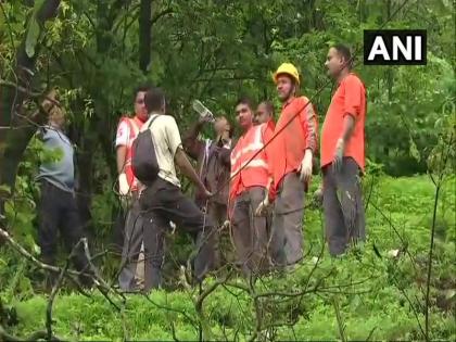 Satara bus accident : 33 killed as bus carrying tourists falls into gorge in Raigad in Maharashtra | Satara Bus Accident : आंबेनळी घाटातून सर्व मृतदेह काढले बाहेर, शोधकार्य थांबवलं