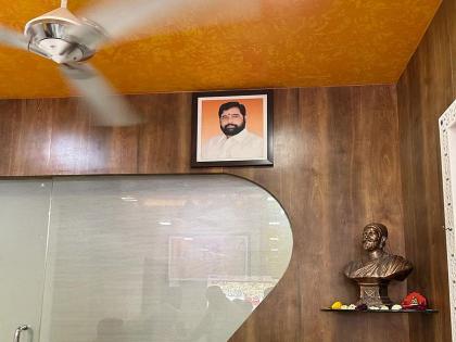 Photographs of Uddhav and Aditya Thackeray were taken from Shiv Sena branch in Ambernath | Ambernath: अंबरनाथच्या शिवसेना शाखेतून उद्धव आणि आदित्य ठाकरेंचे फोटो काढले