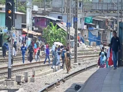 Morivali's 'shortcut to death' opened only due to locals' insistence; Railways was going to close the route! | स्थानिकांच्या आग्रहामुळेच मोरिवलीचा ‘मृत्यूचा शॉर्टकट’ खुला; रेल्वे करणार होती मार्ग बंद!