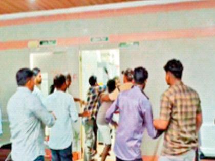 Two groups of contractors in Ambernath Municipality engage in a 'freestyle' with the police | अंबरनाथ नगरपालिकेत ठेकेदारांच्या दोन गटांमध्ये पाेलिसांसमाेर ‘फ्रीस्टाईल’