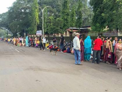 vaccination of one thousand women in ambernath but queuing since nine at night | अंबरनाथमध्ये एक हजार महिलांना लसीकरण; रात्री नऊ वाजल्यापासून महिला रांगेत