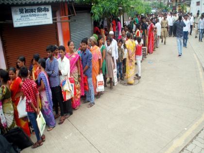 A flutter of citizens to study stuff for Ambernath | अंबरनाथमध्ये फराळाचे साहित्य घेण्यासाठी नागरिकांची झुंबड