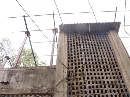 Shed on the dangerous building of Ambernath Mills | अंबरनाथमधील महावितरणच्या धोकादायक इमारतीवर शेड