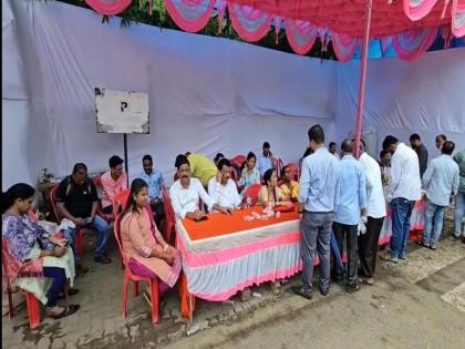 Back of Mahayutti office bearers to BJP booth in Ambernath | अंबरनाथमध्ये भाजपाच्या बुथकडे महायुतीच्या पदाधिकाऱ्यांची पाठ