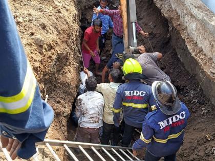 Ambernath: ...but it was not time, the safe rescue of the laborers trapped in the pit due to the collapse of the earthen mound | Ambernath:...पण वेळ आली नव्हती, मातीचा ढिगारा कोसळल्याने खड्ड्यात अडकलेल्या मजुरांची सुखरूप सुटका